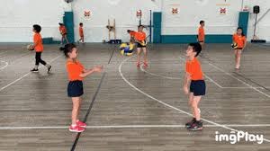 打上瘾了🤣詹姆斯韦德波什重聚，结果研究起了高尔夫空气挥杆~